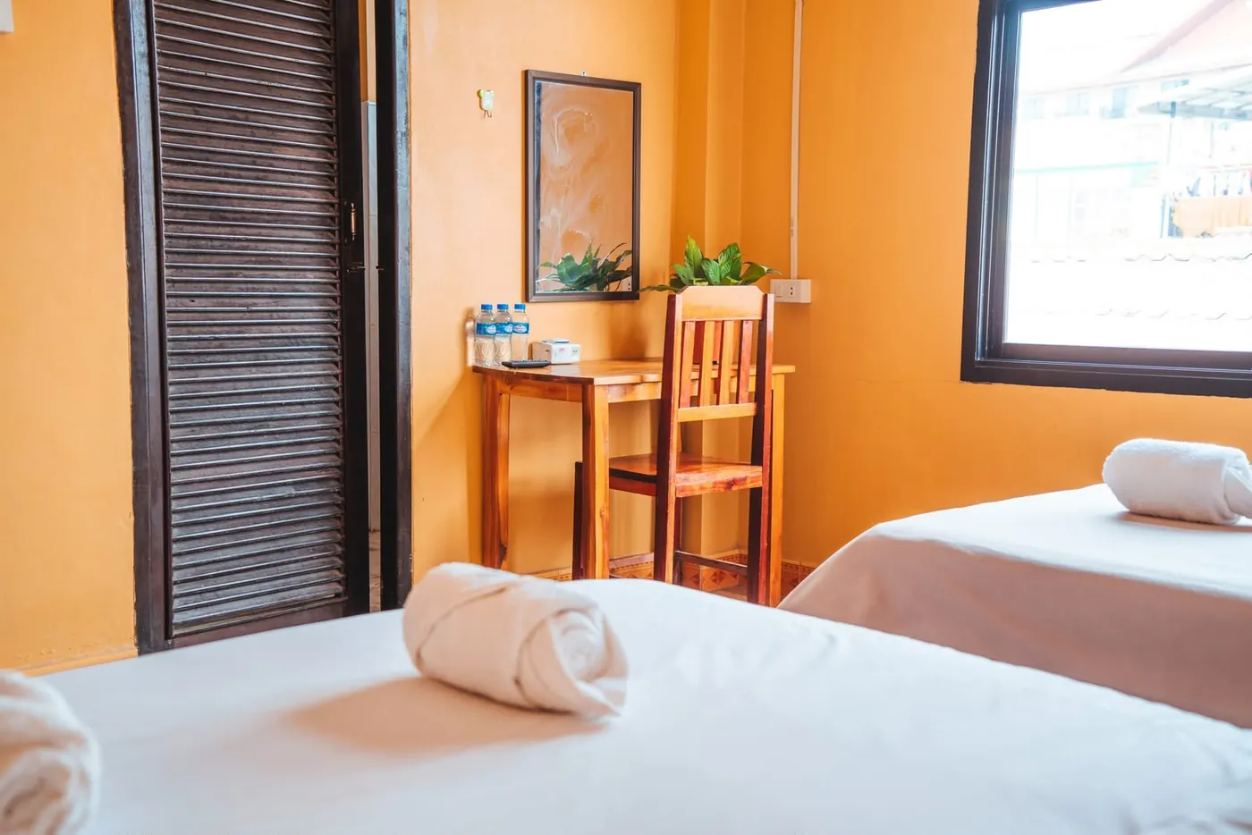 Guest room with work desk and air-conditioning at Vang Vieng Sunset
