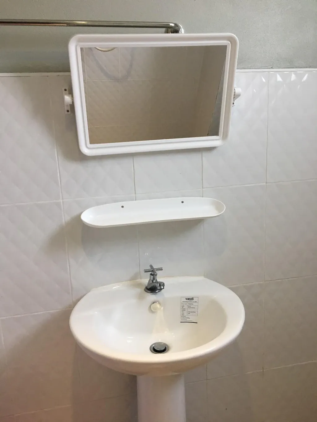 Private en-suite bathroom at Vang Vieng Sunset Guesthouse