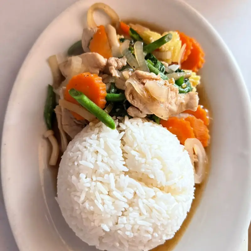 Stir-fried chicken and vegetables with steamed rice