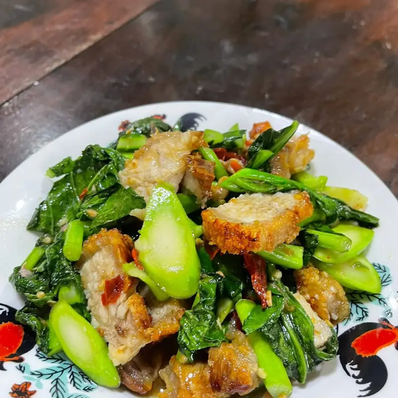 Crispy pork stir-fried with green vegetables